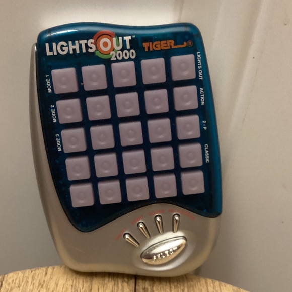 Tiger Electronics Vintage 2000 Lights Out Handheld  Travel Puzzle Game. Works - Picture 1 of 10